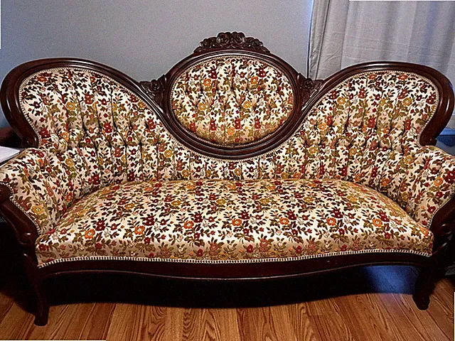 1975 floral pattern vintage victorian style couch