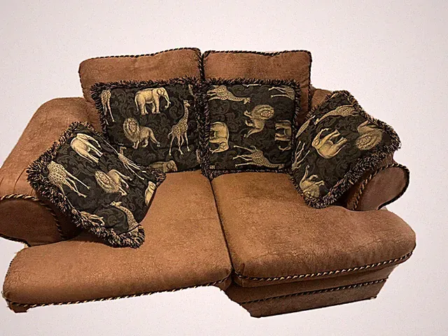 2 peice sofa sets needs foot