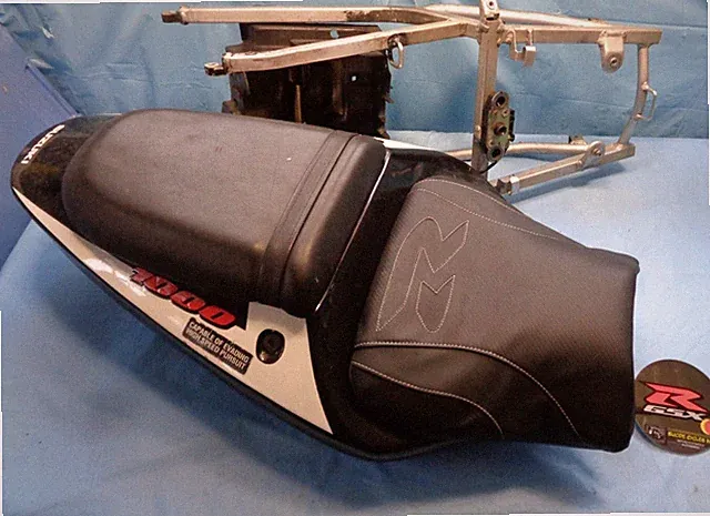 2002 Suzuki GSXR 1000 rear tail section sub frame front seats bracket 01 02