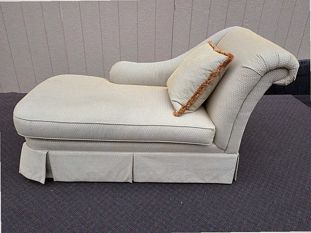 67531 Thomasville Upholstered Fainting Couch with Skirted Base