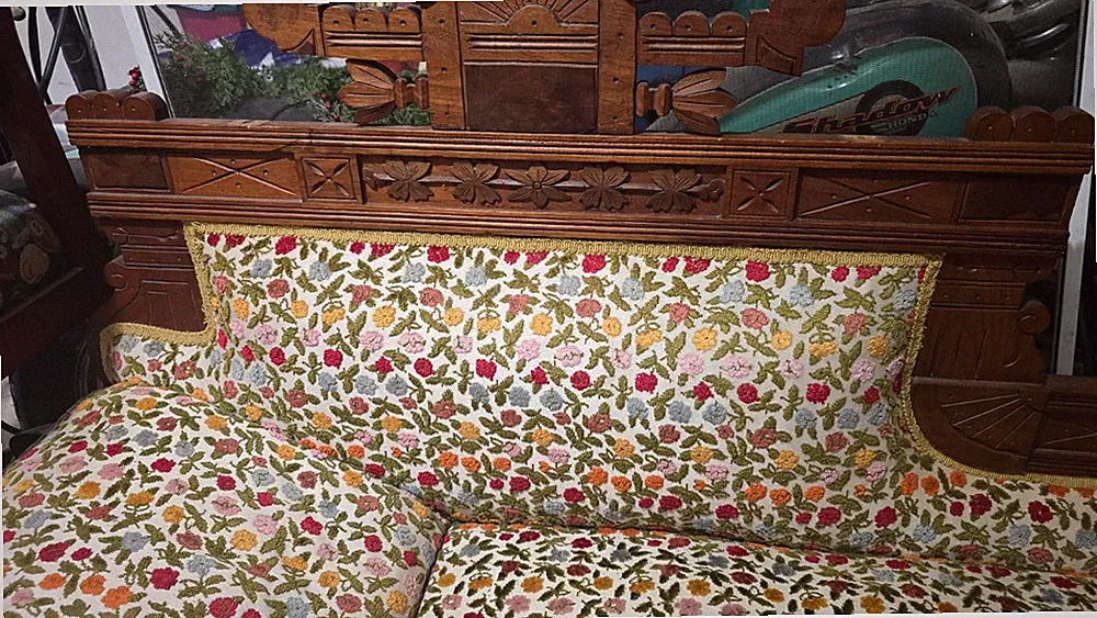Antique Victorian Fainting Couch/Fold Out Bed