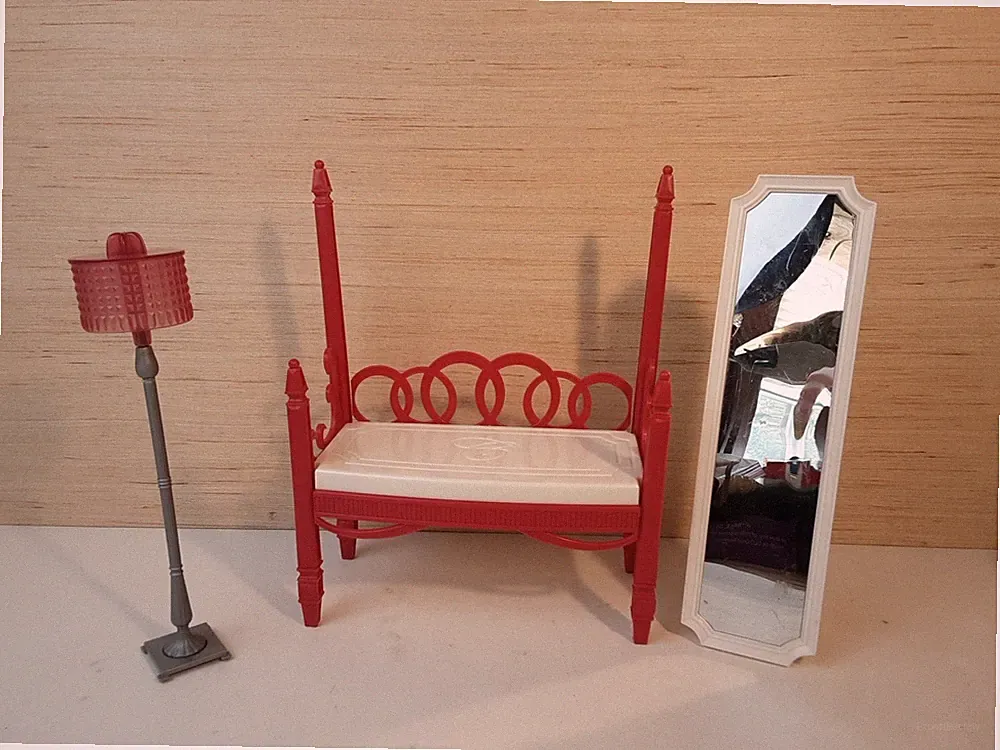 Bratz World Mansion Glam Cloe 2-in-1 Sofa Bed Mirror Lamp Bedroom Furniture