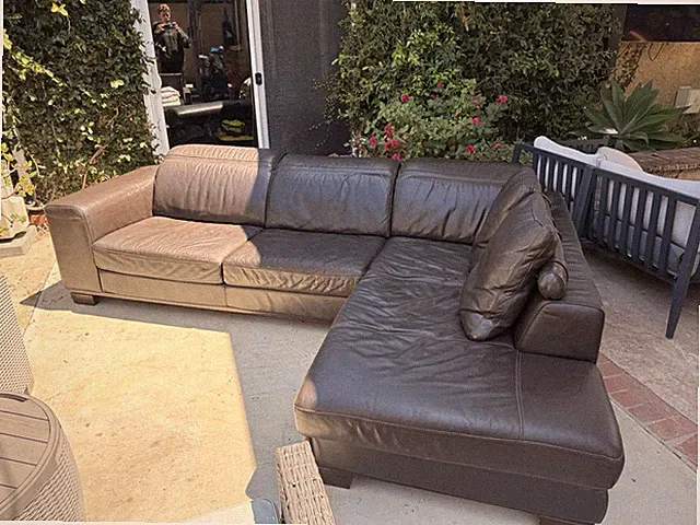 Brown Leather L-Shaped Sectional Sofa w/ Chaise, 112W x 76L, Seats 6
