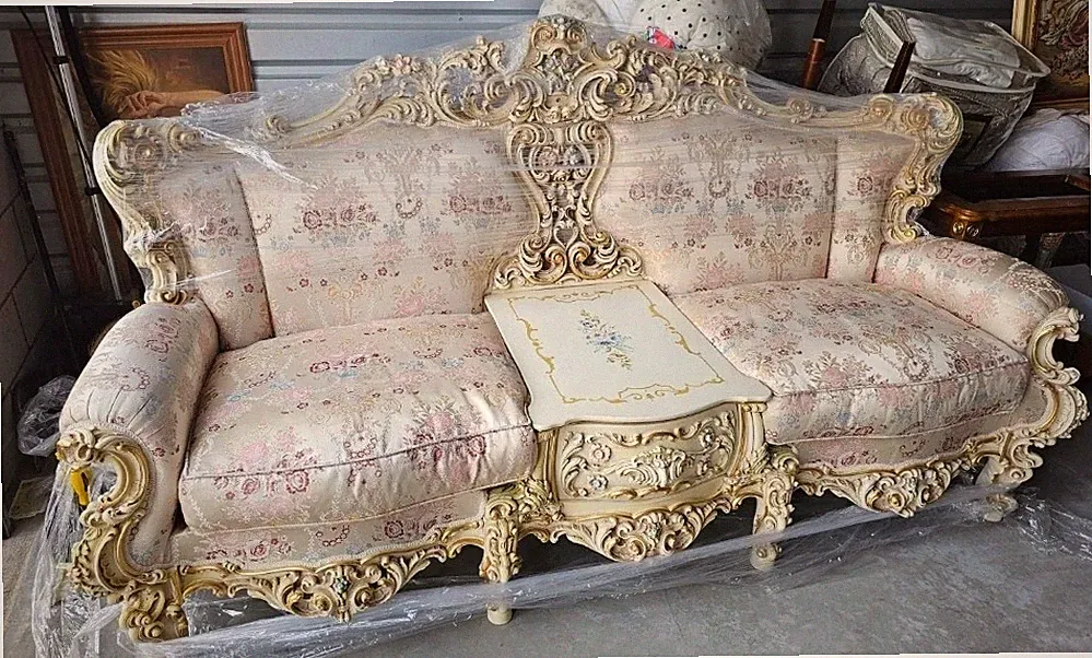 Designer Italian Silik 2 Seat Eola Couch! Can Deliver Within 500 miles!!!