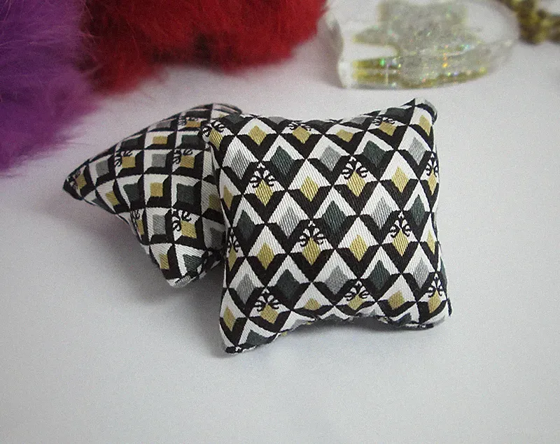 Dollhouse Miniature 2PCS Black Graphic Pillow Cushions For Sofa Bed 1/12 Doll
