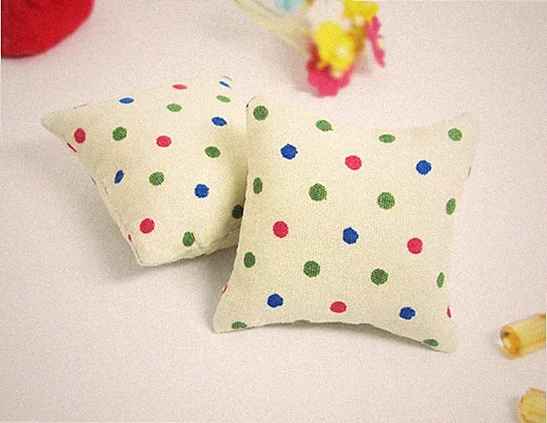 Dollhouse Miniature 2PCS Dot Polka White Pillow Cushions For Sofa Bed 1/12 Doll