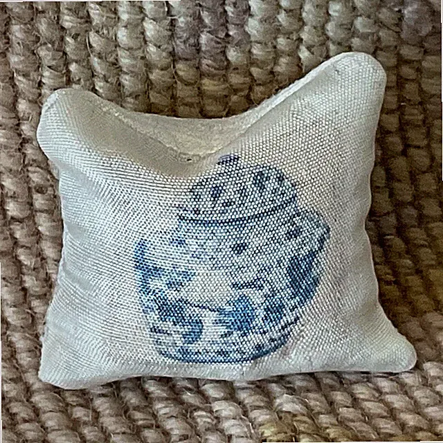Dollhouse Miniature Bed Sofa Chair Pillow Cushion Bolster Blue & White Jar 666
