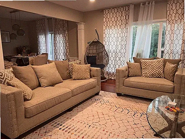 Excellent condition Cindy Crawford tufted Sofa and loveseat set (Rooms to go)