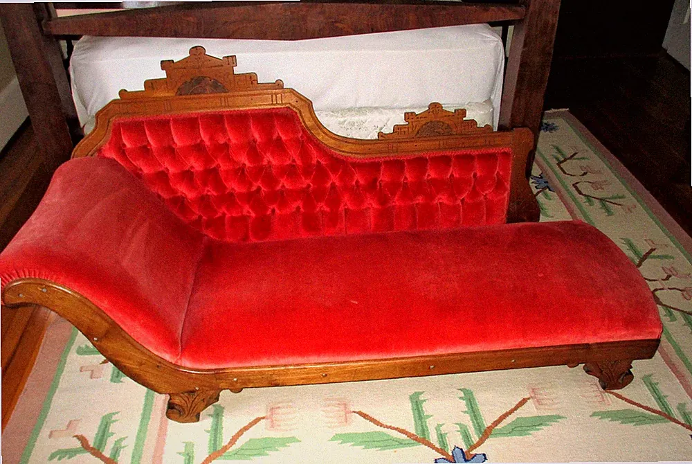 GORGEOUS! Antique Victorian Ornate Walnut Chaise Lounge Red Velvet w Tufted Back