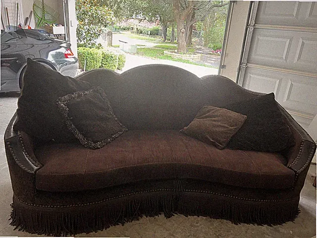 Gorgeous Couch Very Nice , Includes 4 High End Pillows And New This Was $3200