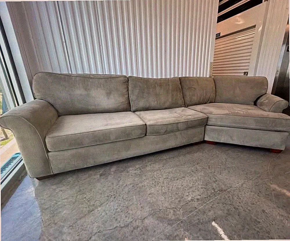 Havertys Gray Sectional Sofa Right-Facing Chaise Solid Upholstery Throw Pillows