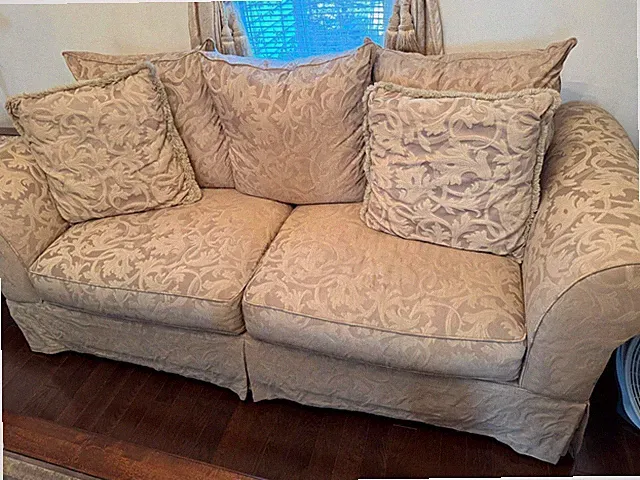 Hickory Living Room Set 4 Pieces, Sofa, 2 Chairs & Matching Ottoman Upholstery