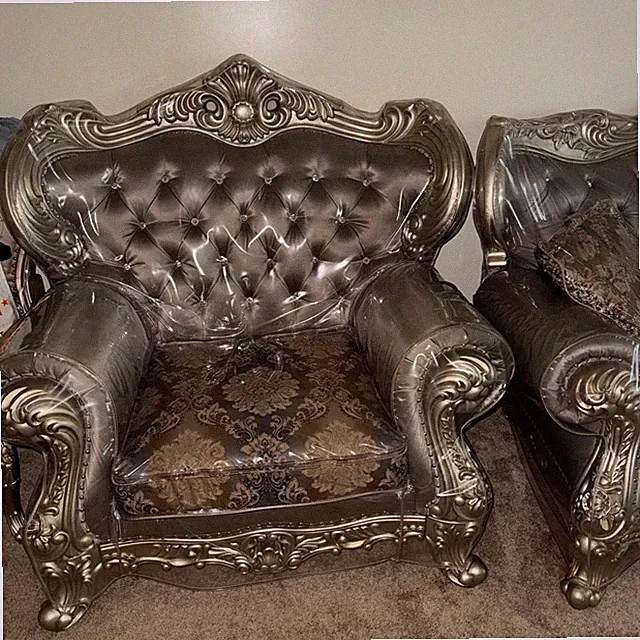 I’m selling this pretty elegant couch set in a gorg sofa set living room used