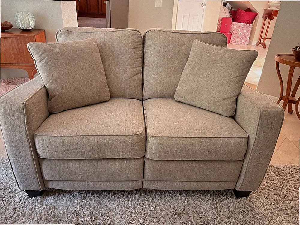 La-Z-Boy Bennett duo Reclining Loveseat - $2,679 value