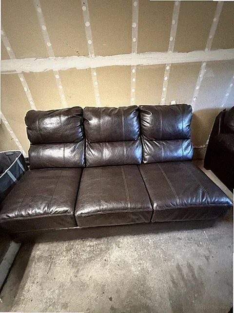 LAWSON 3-SECTIONAL SOFA IN BROWN FAUX LEATHER.