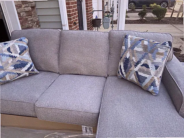 LOCAL PICUP ONLY plse￼ (signature Design Ashly) Sectional With Pillows , Gray