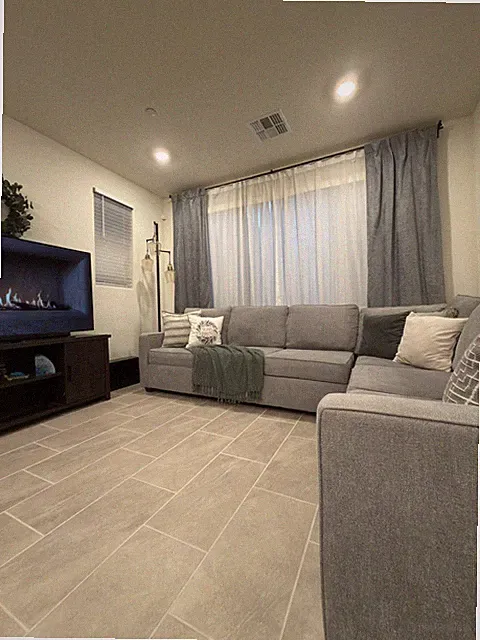 Modern Gray L-Shaped Sectional Sofa – Left-Facing Chaise – Excellent Condition