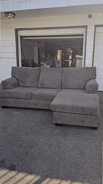 Modern Gray Sectional Couch w/ Chaise – Clean & Comfortable – Delivery Available