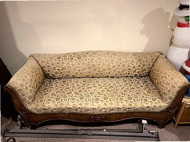 VINTAGE VICTORIAN COUCH 75W X 30H X 28D